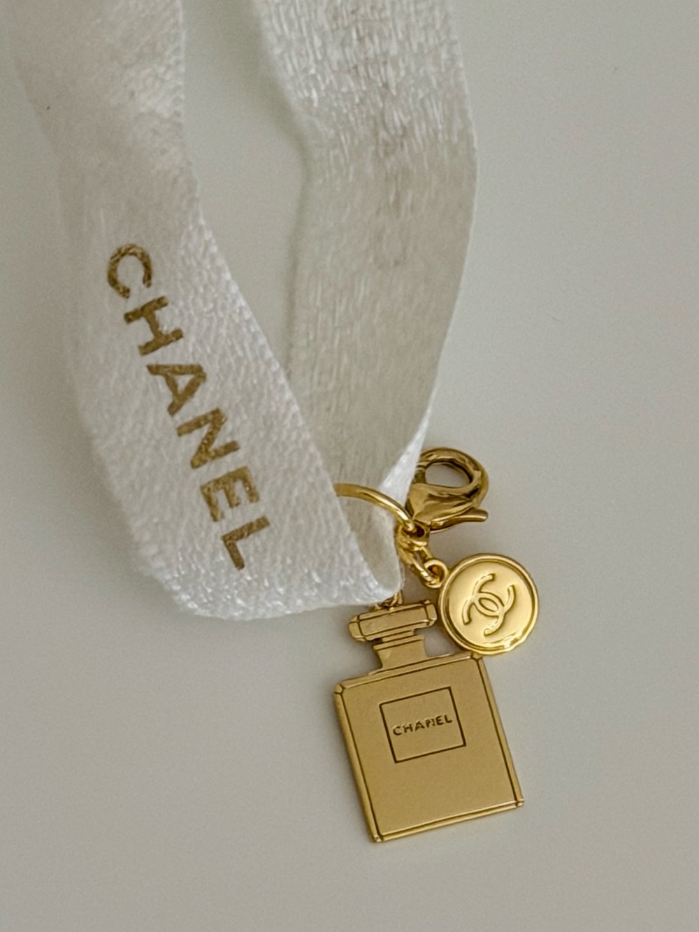 LIKE NEW Chanel Beauty Holiday Charm Limited Edition - Picture 3 of 5